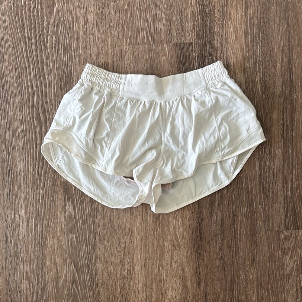 Lululemon Women’s White Hotty Hot Shorts— size 8
